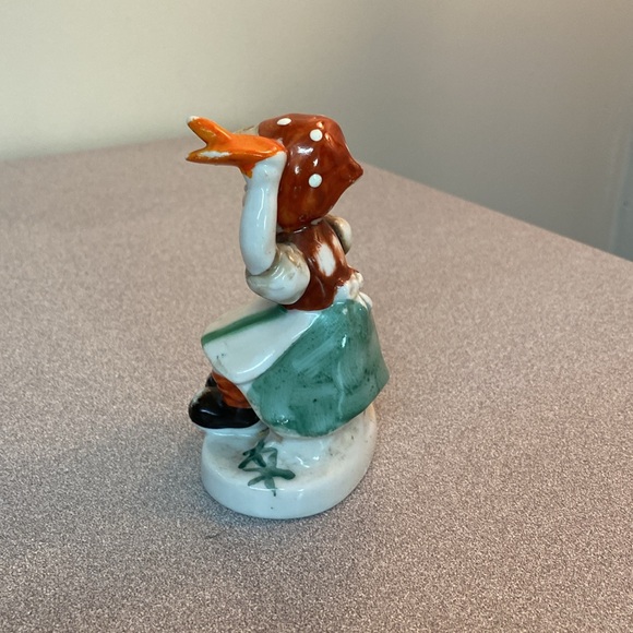 Occupied Japan vintage girl with basket. - Picture 2 of 6